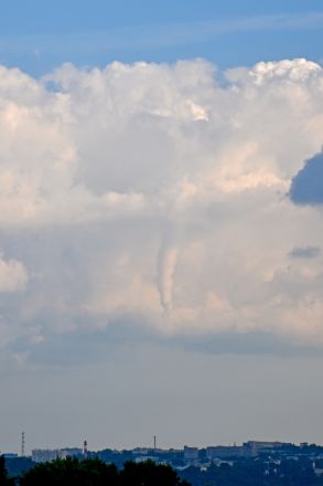 Нижегородец сфотографировал вихревую воронку над Щербинками - фото 1