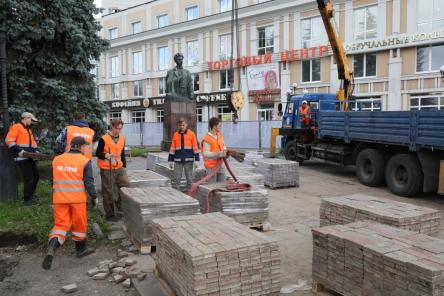 Благоустройство сквера у памятника Свердлову на Большой Покровской завершится до конца года