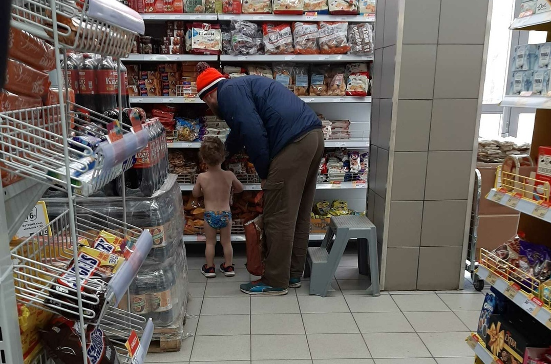 Соцсети: мужчина вывел ребенка на прогулку голым, когда в Дзержинске было всего +6°С