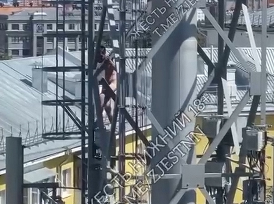 Голого мужчину пришлось снимать с трубы котельной в Нижнем Новгороде