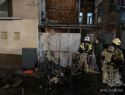 Пожар вспыхнул у сквера Свердлова в центре Нижнего Новгорода  - фото 1