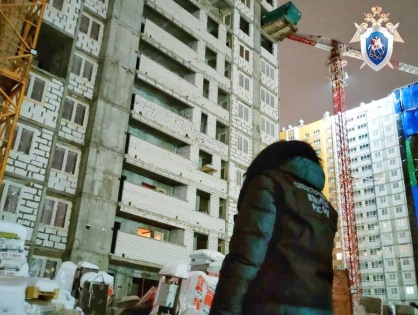 Двое рабочих пострадали при падении с пятого этажа строящегося дома в Советском районе - фото 1