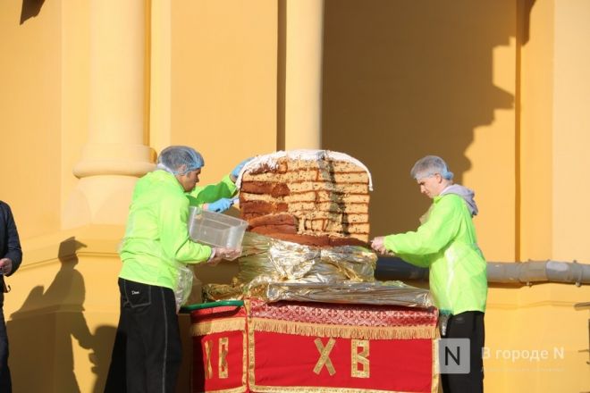 Шли Крестным ходом и ели гигантский кулич: как прошла Пасха в Нижнем Новгороде — фоторепортаж - фото 29