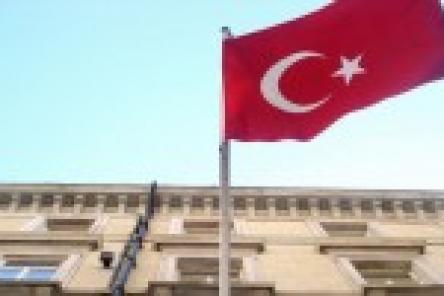 Неизвестные закидали камнями здание посольства Турции в Москве