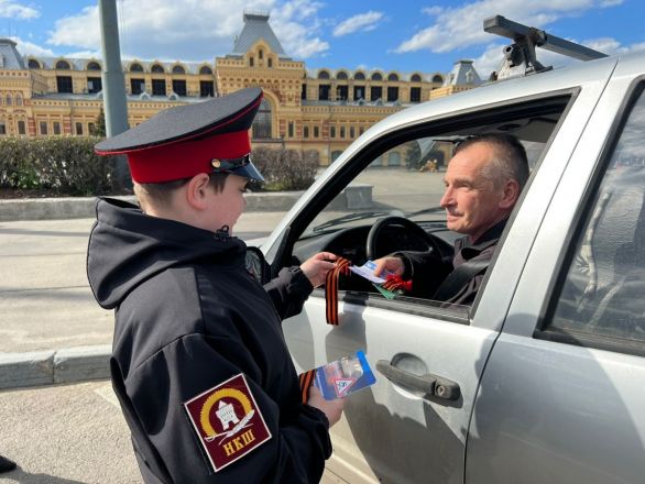 Сотрудники нижегородской Госавтоинспекции поздравляют водителей с Днем Победы - фото 2