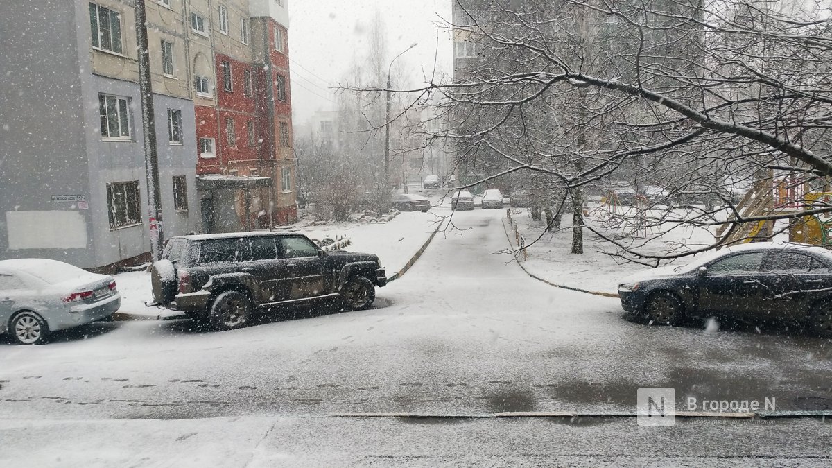 Сильный снегопад накрыл весенний Нижний Новгород - фото 3
