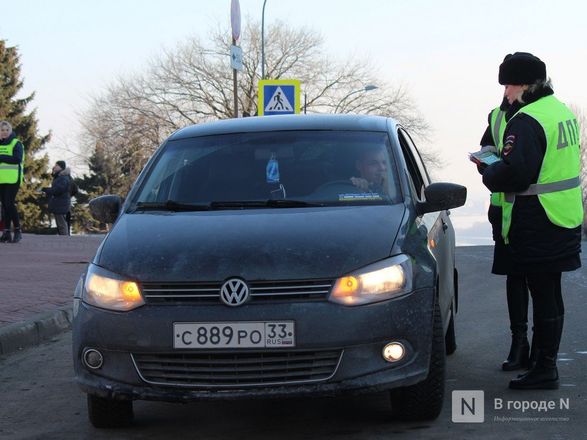 Девушки-полицейские поздравили нижегородских водителей с Днем защитника Отечества - фото 31