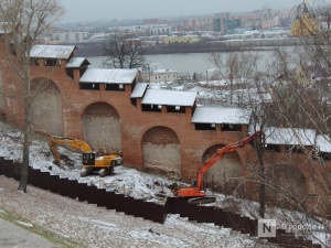 Тяжелая техника бездействует у стен нижегородского Кремля