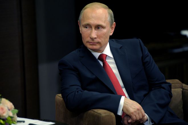 Поправки в Конституцию позволят Путину остаться на третий срок - фото 1
