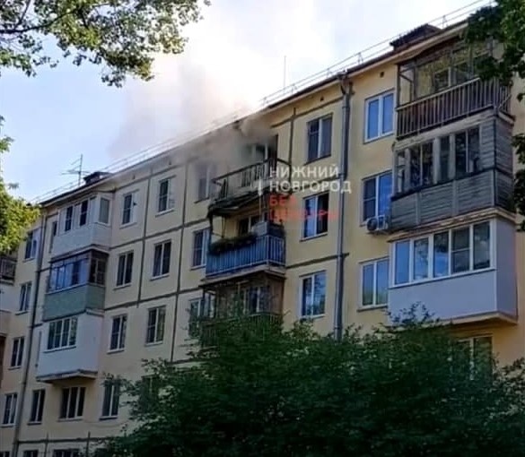 Двоих детей и восьмерых взрослых эвауировали из горящего дома в Московском районе - фото 1