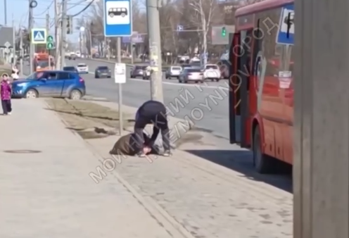 Водитель новой нижегородской маршрутки вывел пассажира без сознания на улицу и уехал - фото 1