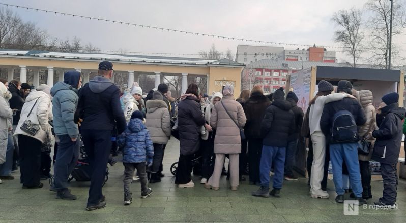 Огромные очереди за блинами выстроились в Нижнем Новгороде в Масленицу - фото 2