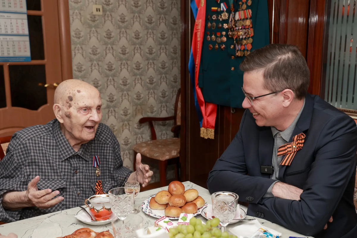 Юрий Шалабаев лично поздравил ветерана Геннадия Луканова с Днем Победы - фото 1