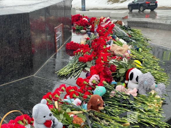 Нижегородцы несут цветы к мемориалу после теракта - фото 6