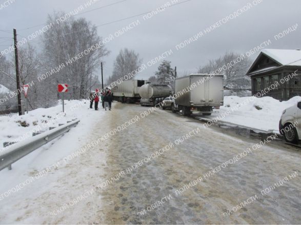 Уголовное дело возбуждено по факту ДТП с участием грузовиков в Краснобаковском районе - фото 4