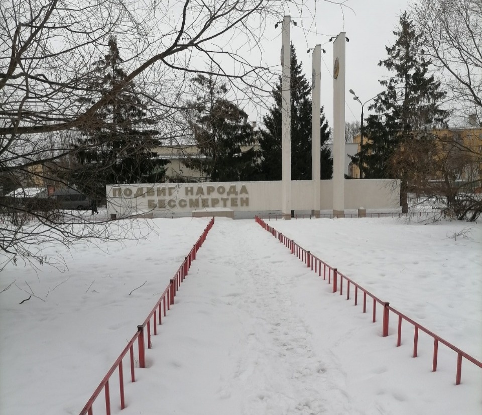 Памятники героям войны в Ленинском районе завалены снегом - фото 1