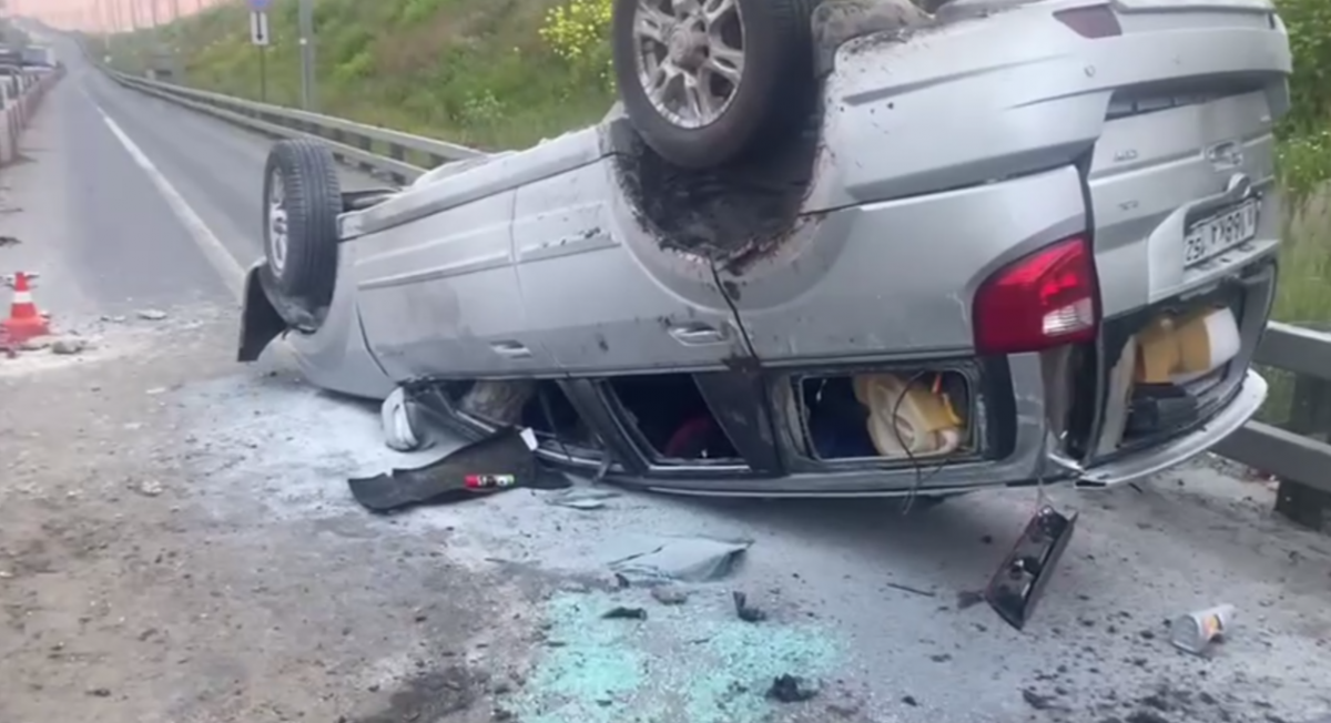 Иномарка перевернулась на подъезде к Борскому мосту под Нижним Новгородом - фото 1