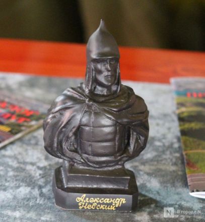 Танк-мангал и деревянные иконы: фоторепортаж с новой выставки от заключенных в Нижнем Новгороде - фото 50