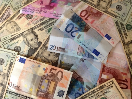 Доллар и евро резко упали в цене