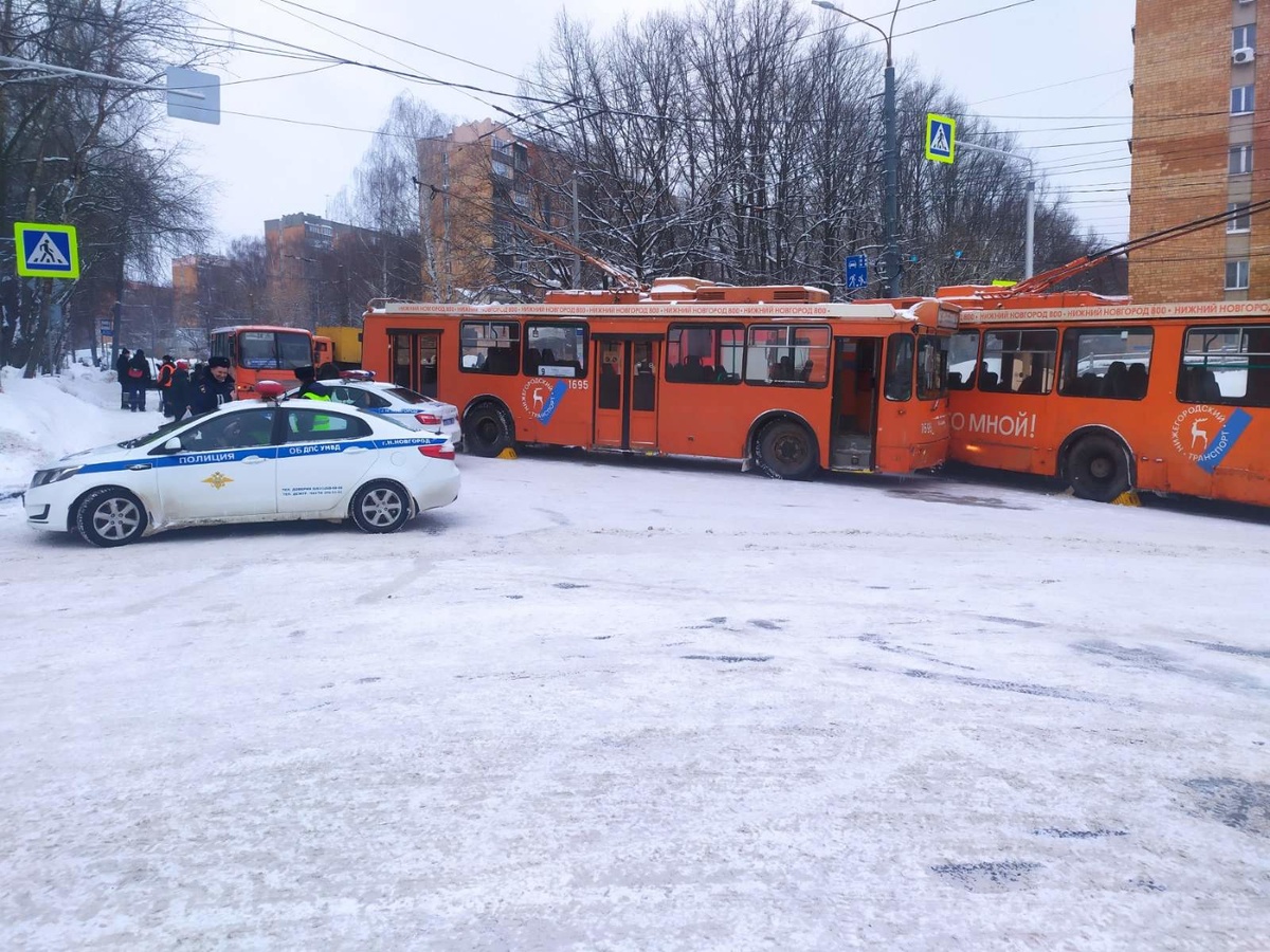 ПАЗик спровоцировал ДТП с двумя троллейбусами в Советском районе - фото 1