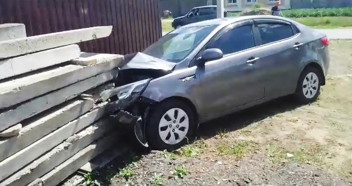 Пьяный водитель в Семеновском районе пострадал от наезда на бетонные столбы - фото 1