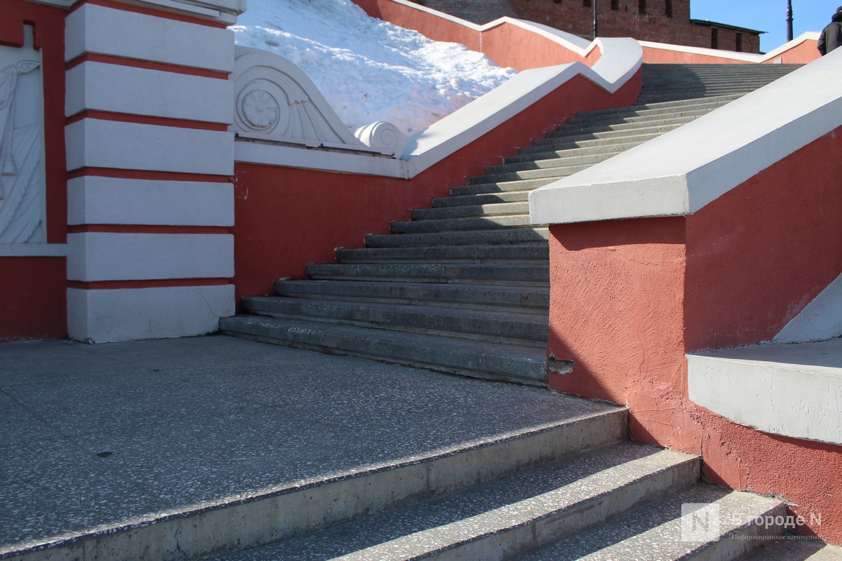 Ржавые урны и разбитая плитка: как пережили зиму знаковые места Нижнего Новгорода - фото 2