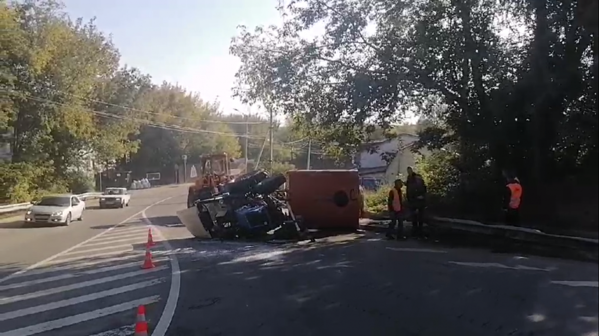 Трактор перевернулся на улице Лысогорской в Нижнем Новгороде - фото 1