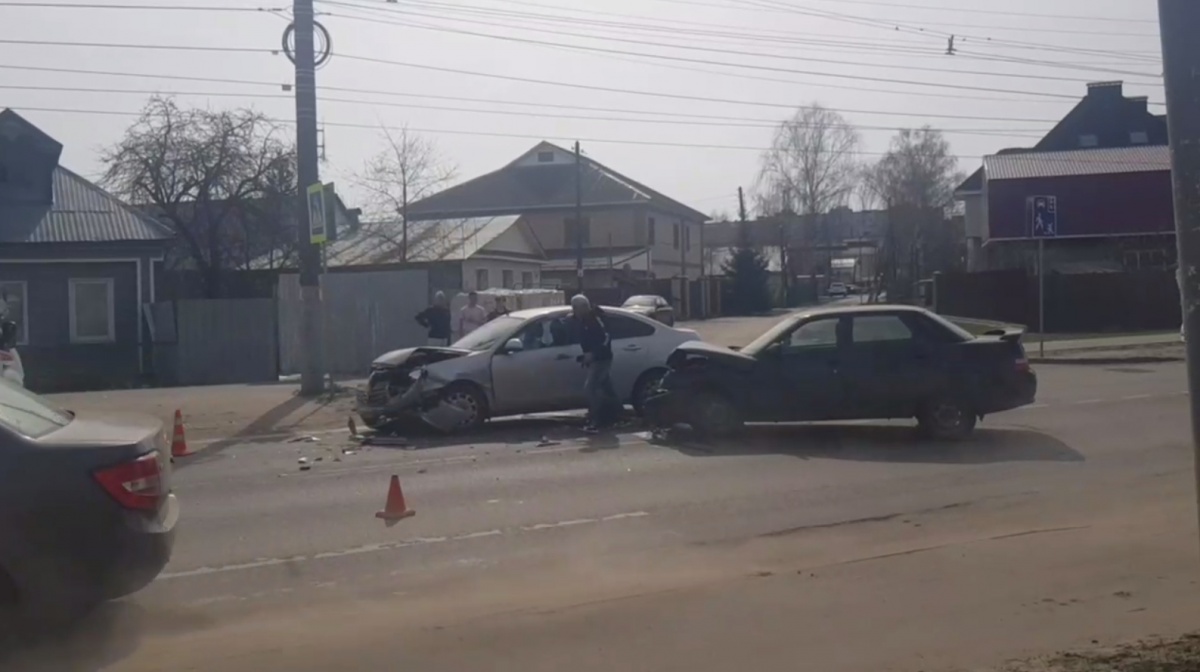 Два человека пострадали в ДТП на перекрестке в Сормовском районе - фото 1