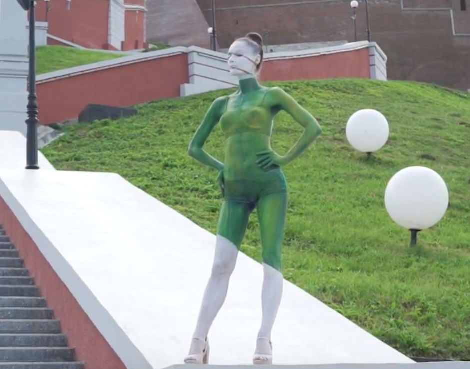 Нижегородская воздушная гимнастка слилась с Чкаловской лестницей. - фото 1
