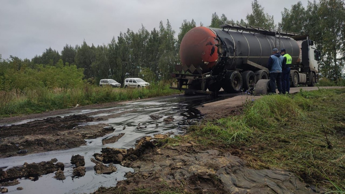 Нижегородский Росприроднадзор заинтересовался разливом битума из-за ДТП - фото 1