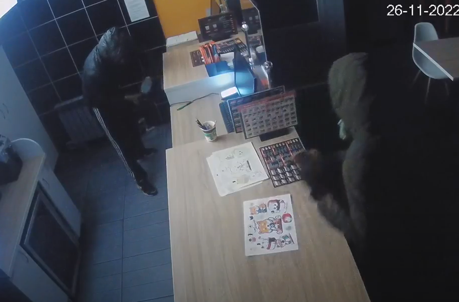 Неизвестные дважды ограбили крупную сеть кафе в Нижнем Новгороде - фото 1