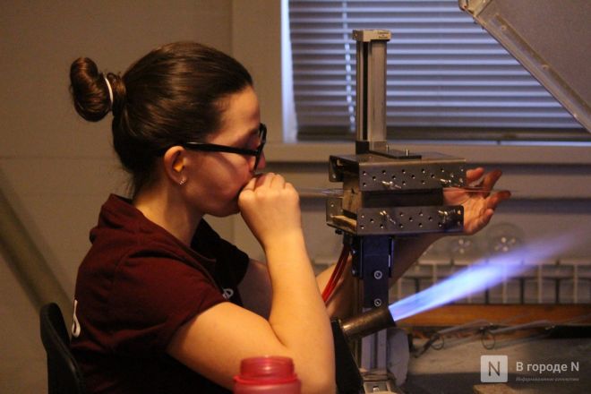 Волшебство из стекла: фоторепортаж с фабрики елочных игрушек в Нижнем Новгороде - фото 66