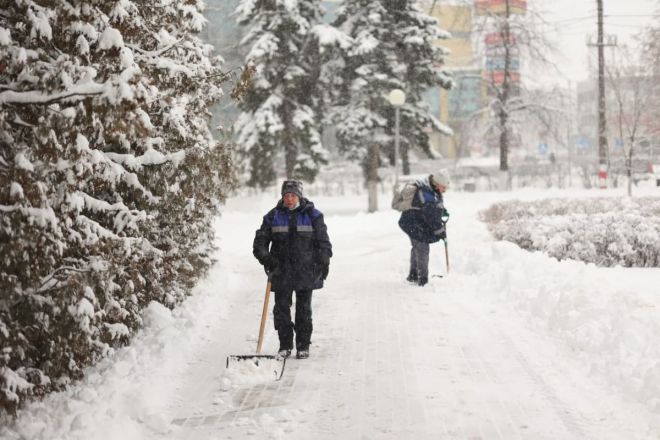 Более 20 снегоуборочных машин борются с непогодой в Дзержинске - фото 3