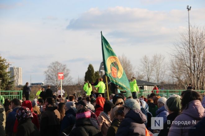 Шли Крестным ходом и ели гигантский кулич: как прошла Пасха в Нижнем Новгороде — фоторепортаж - фото 35