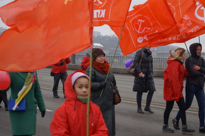 Нижегородские коммунисты отметили Октябрьскую революцию шествием по Канавинскому мосту (ФОТО) - фото 9