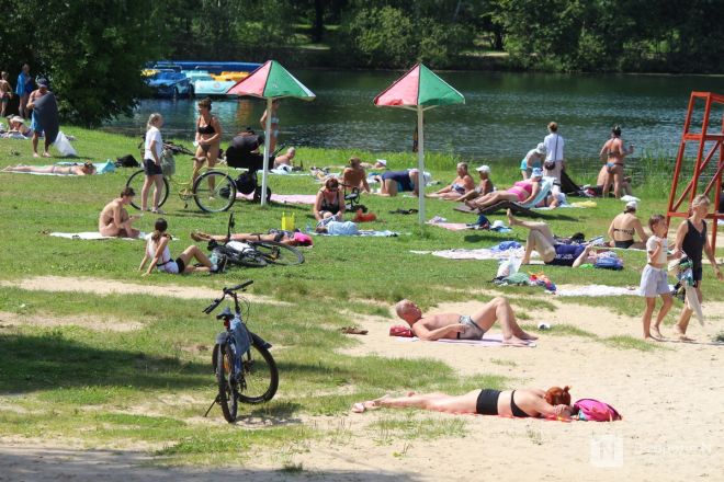 Выживание в жару: фоторепортаж с пляжей Нижнего Новгорода - фото 83