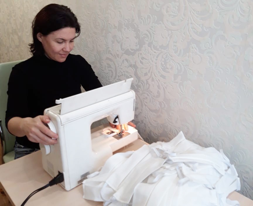 Шитьем защитных масок для волонтеров занялись участницы конкурса «Миссис Нижний Новгород»
