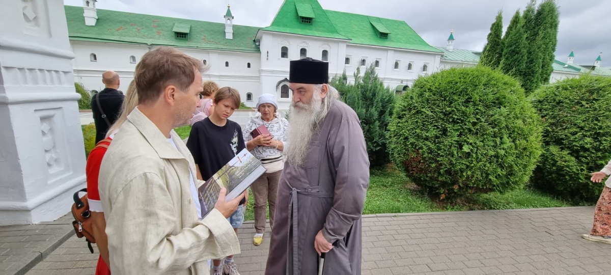 Актер и режиссер Евгений Миронов посетил Печерский монастырь в Нижнем Новгороде - фото 2