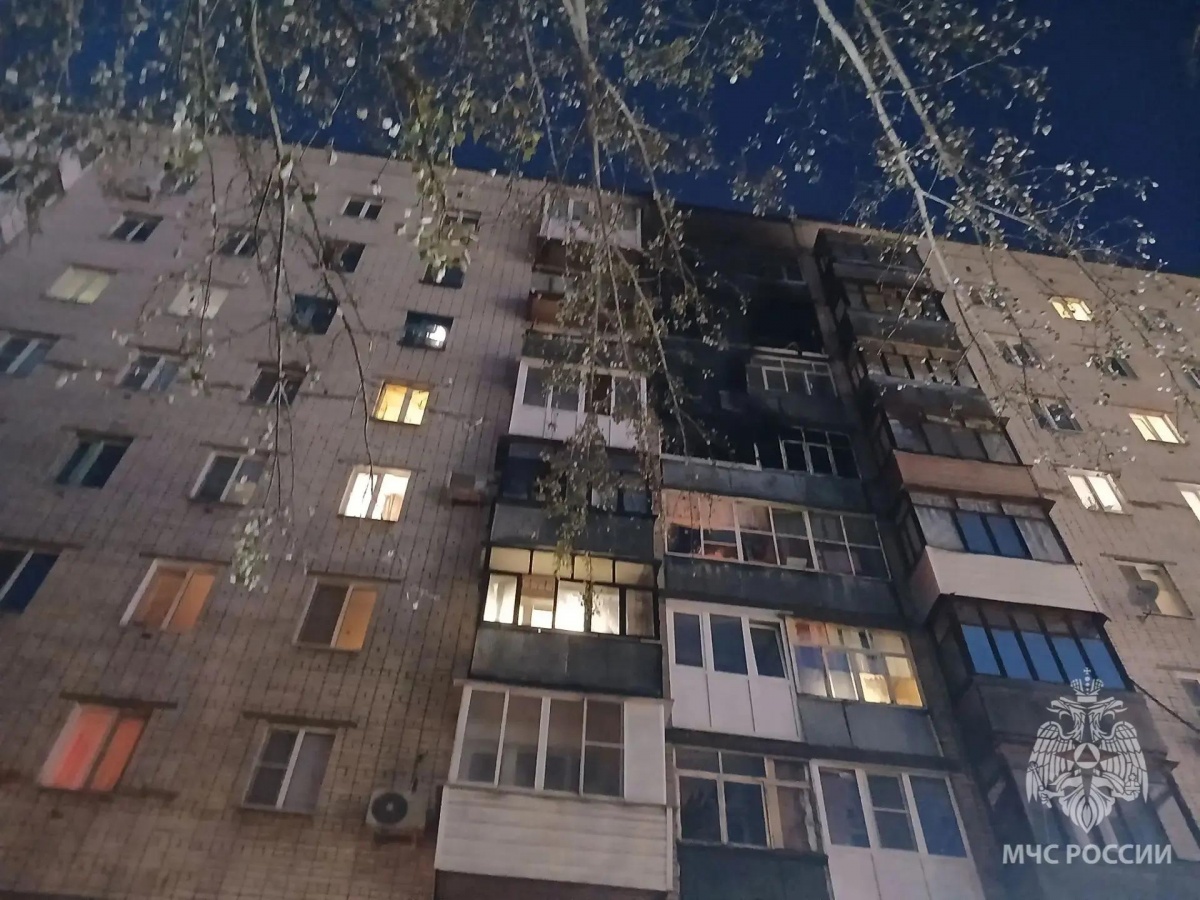 Пожар охватил восемь квартир в Нижнем Новгороде: людей эвакуировали - фото 1