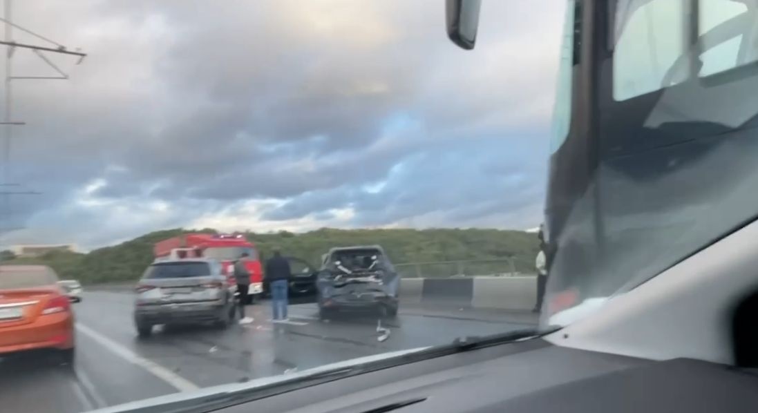 ДТП с двумя кроссоверами случилось на Молитовском мосту в Нижнем Новгороде - фото 1