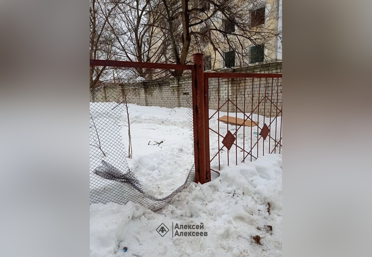 Здание школы начали разворовывать в Дзержинске - фото 1