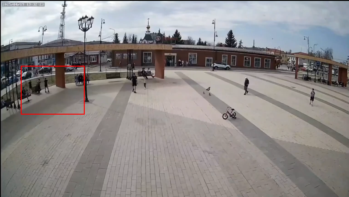 Подростки оторвали качели на благоустроенной площади в Богородске - фото 1