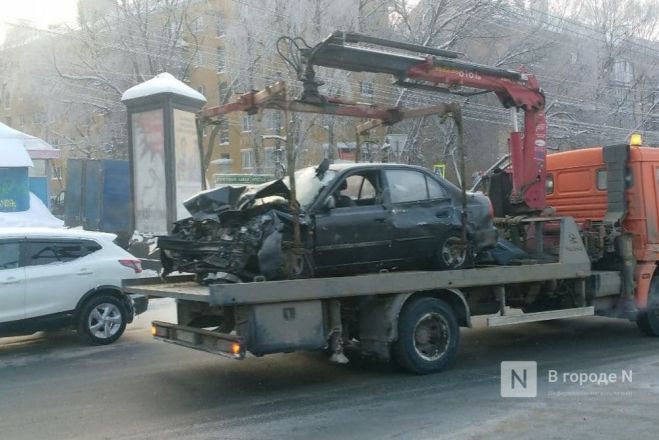 Два человека погибли при встречном столкновении автомобилей на проспекте Гагарина в Нижнем Новгороде - фото 4
