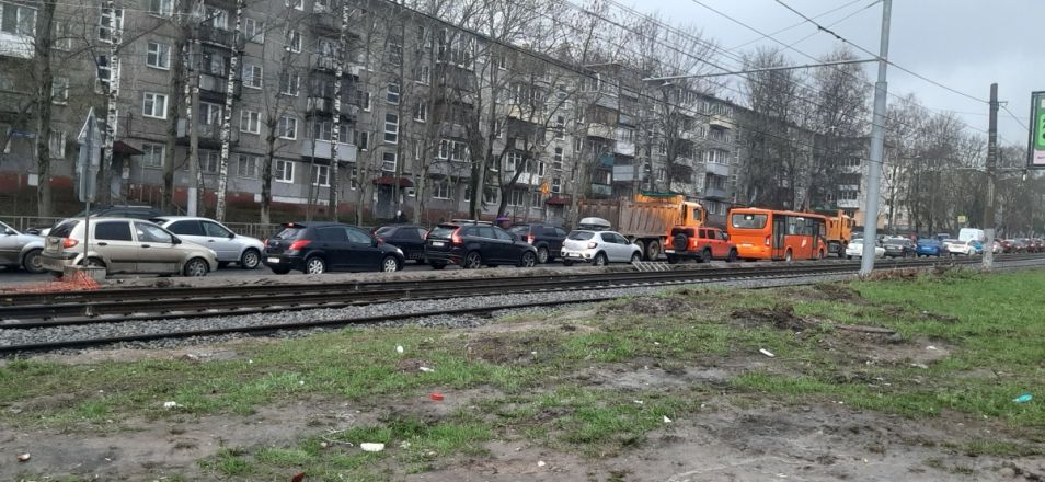 Огромные пробки возникли на перекрестке Ванеева-Сусловой в Нижнем Новгороде - фото 4
