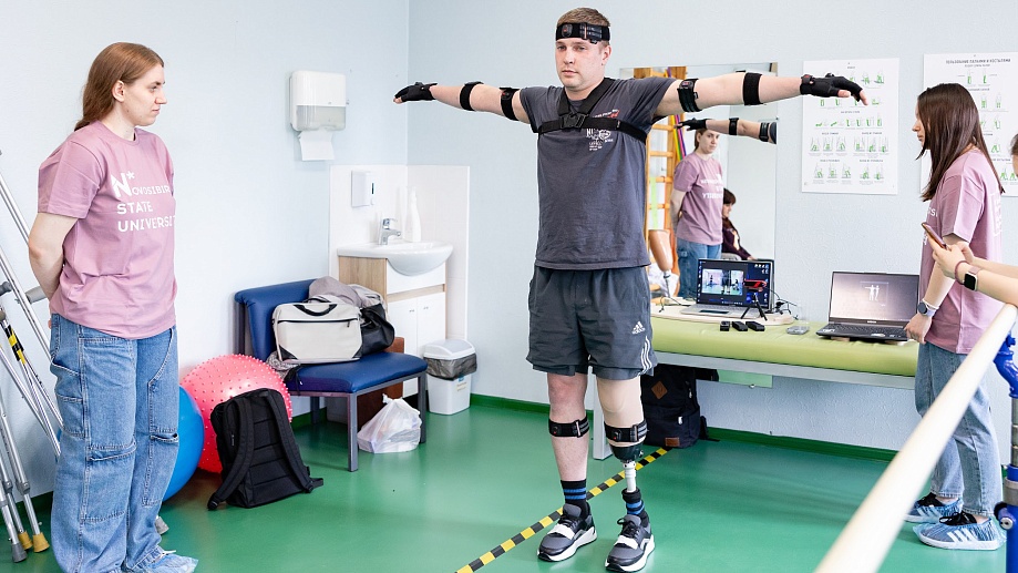 Участникам СВО с протезами помогают выработать походку в Новосибирске - фото 1