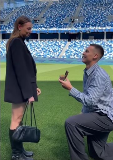 Футболист сделал девушке предложение на поле стадиона &laquo;Нижний Новгород&raquo; - фото 1