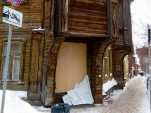 Неизвестные разломали плакат на выставке художественной консервации домов в Нижнем Новгороде