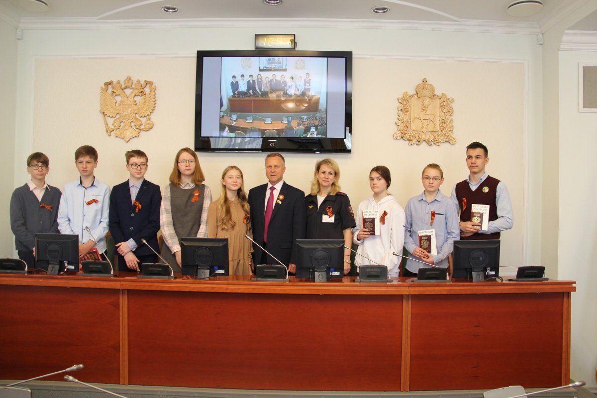 Андрей Тарасов вручил паспорта нижегородским школьникам - фото 1