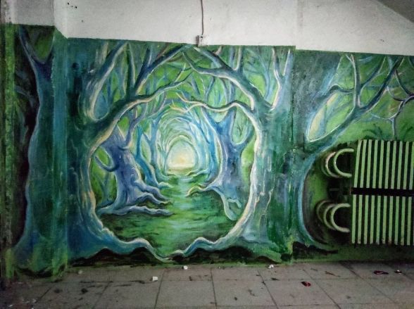 Сказочный лес нарисовала жительница Арзамаса в своем подъезде - фото 2