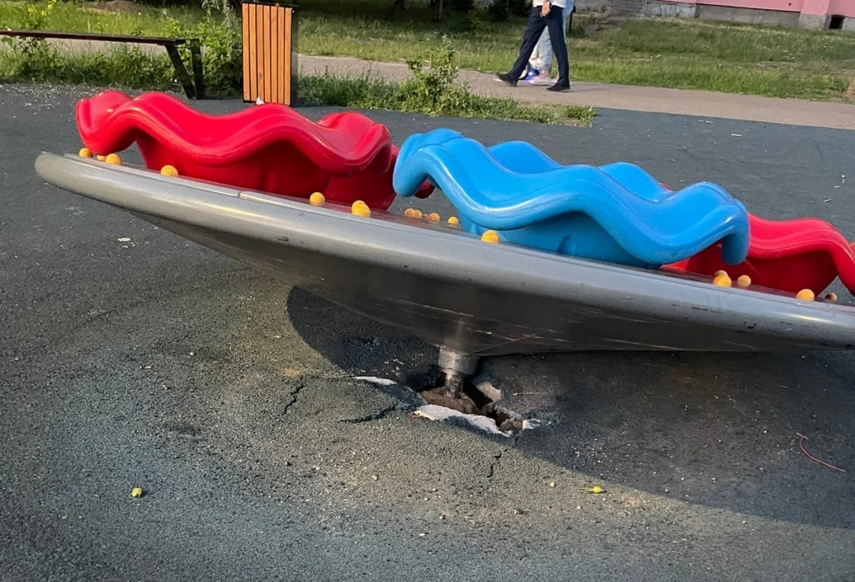 Детская площадка пострадала от рук вандалов около Парка имени 1 Мая в Канавинском районе - фото 1